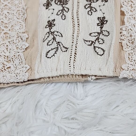 gimmicks Size M Lace & Embroidery Top - Picture 9 of 10